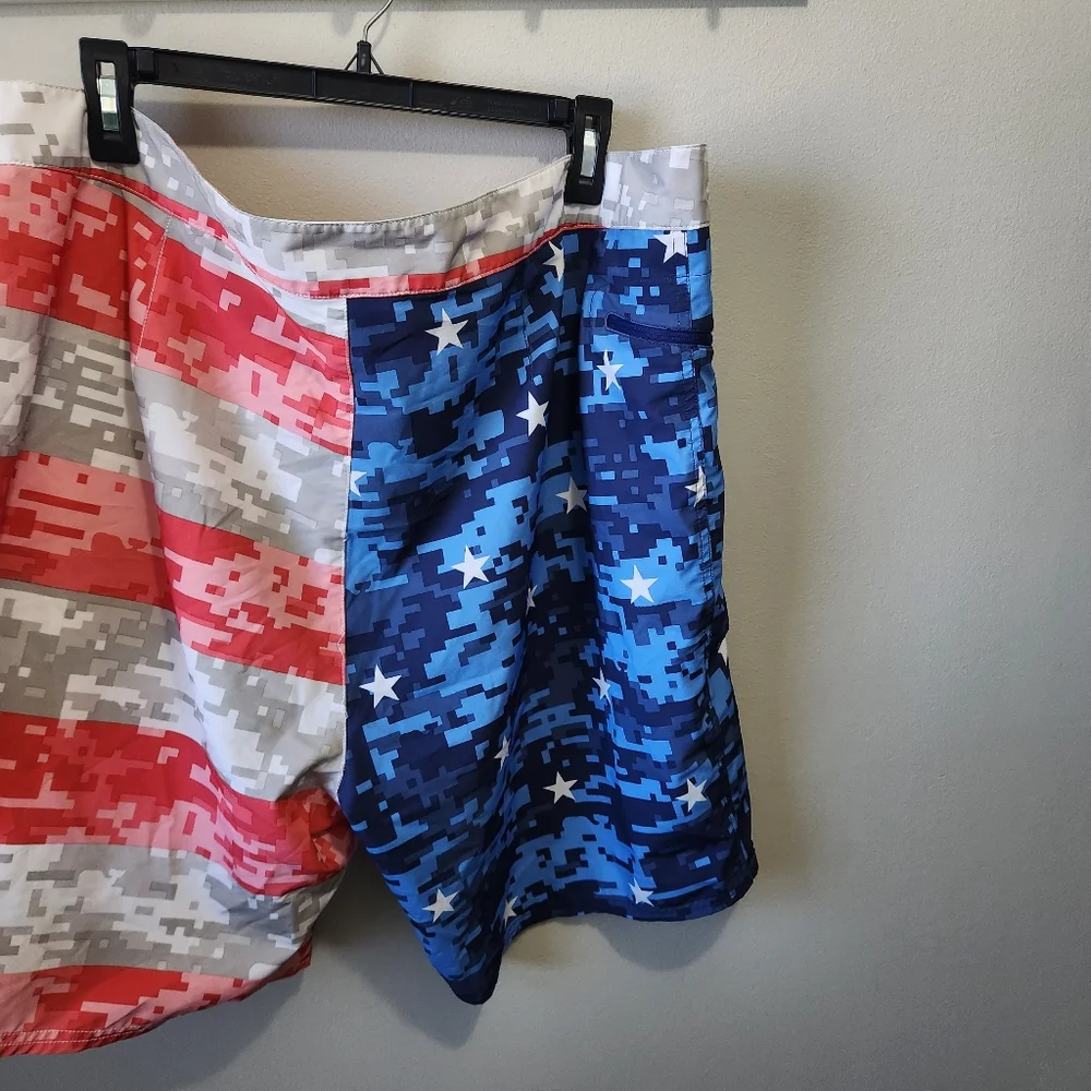 Vineyard Vines Size 42/XXL American Flag Cameo Swim Trunks